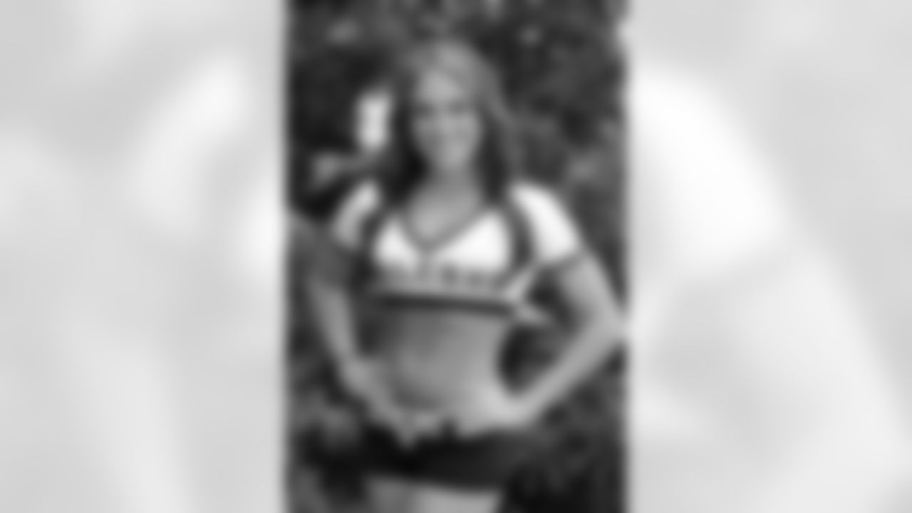 Lindsay M. // 2011 Atlanta Falcons Cheerleaders Studio Shots // 2011 // Atlanta -