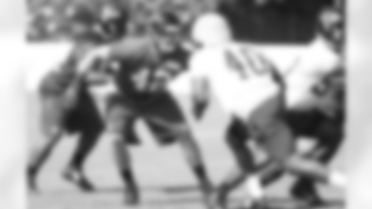 FB Patrick DiMarco matches up against S Kimario McFadden