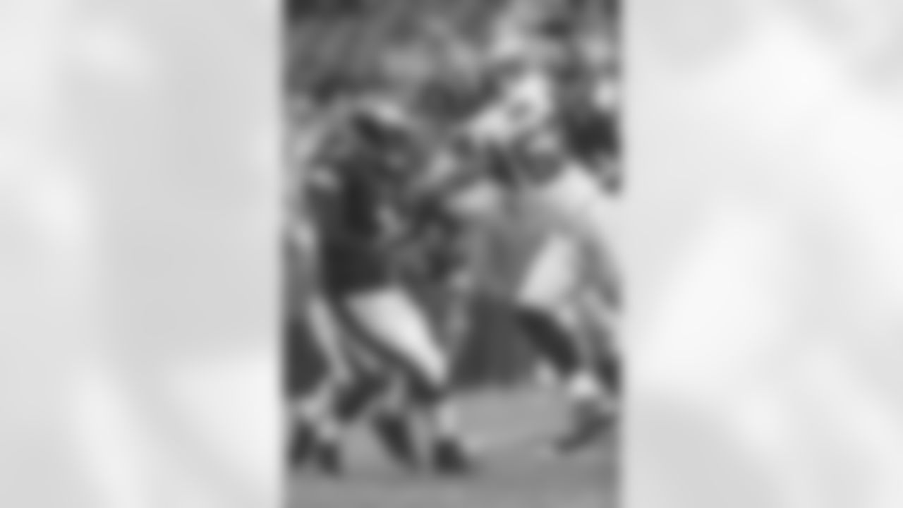 LB Akeem Dent getting pressure on Eagles' QB Mike Vick