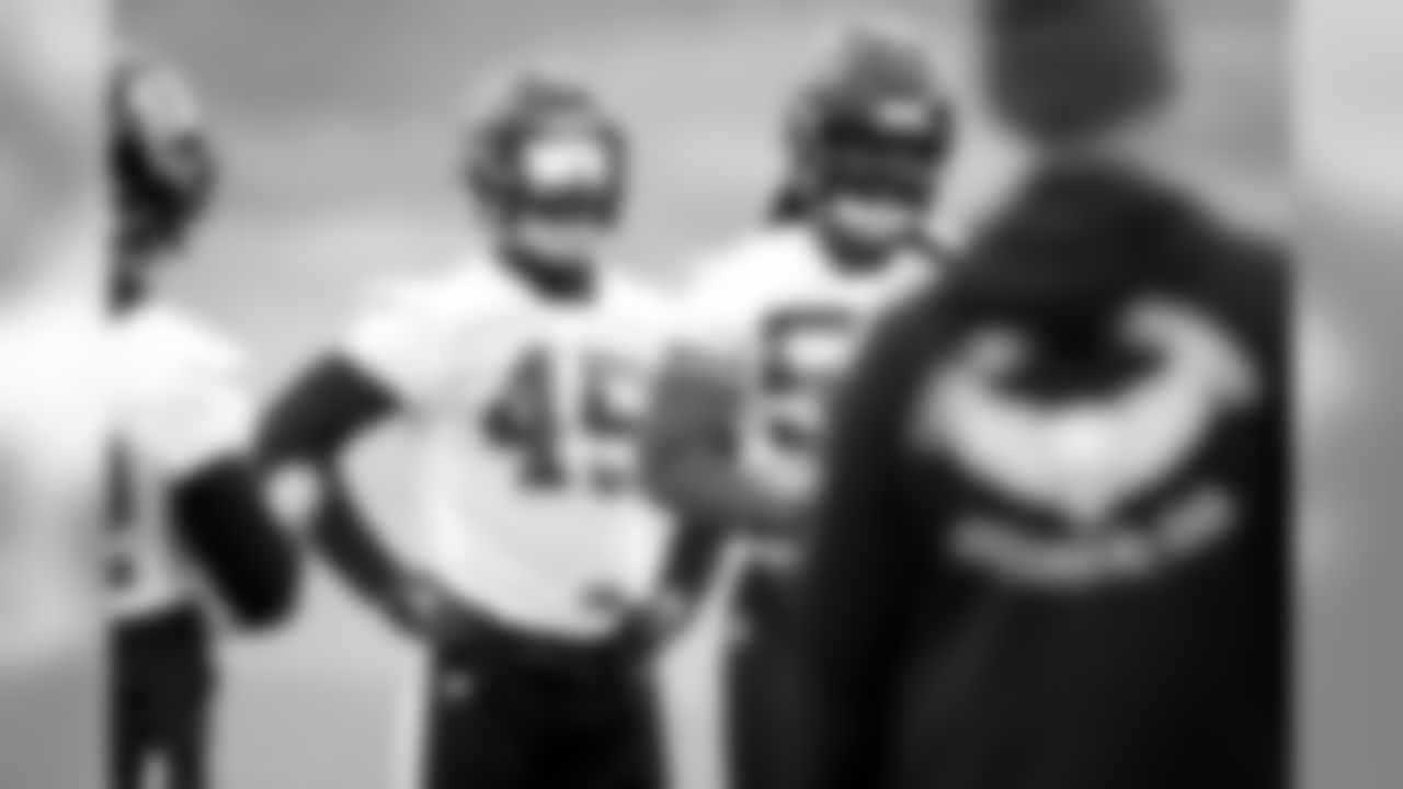 LB Deion Jones, LB De'Vondre Campbell