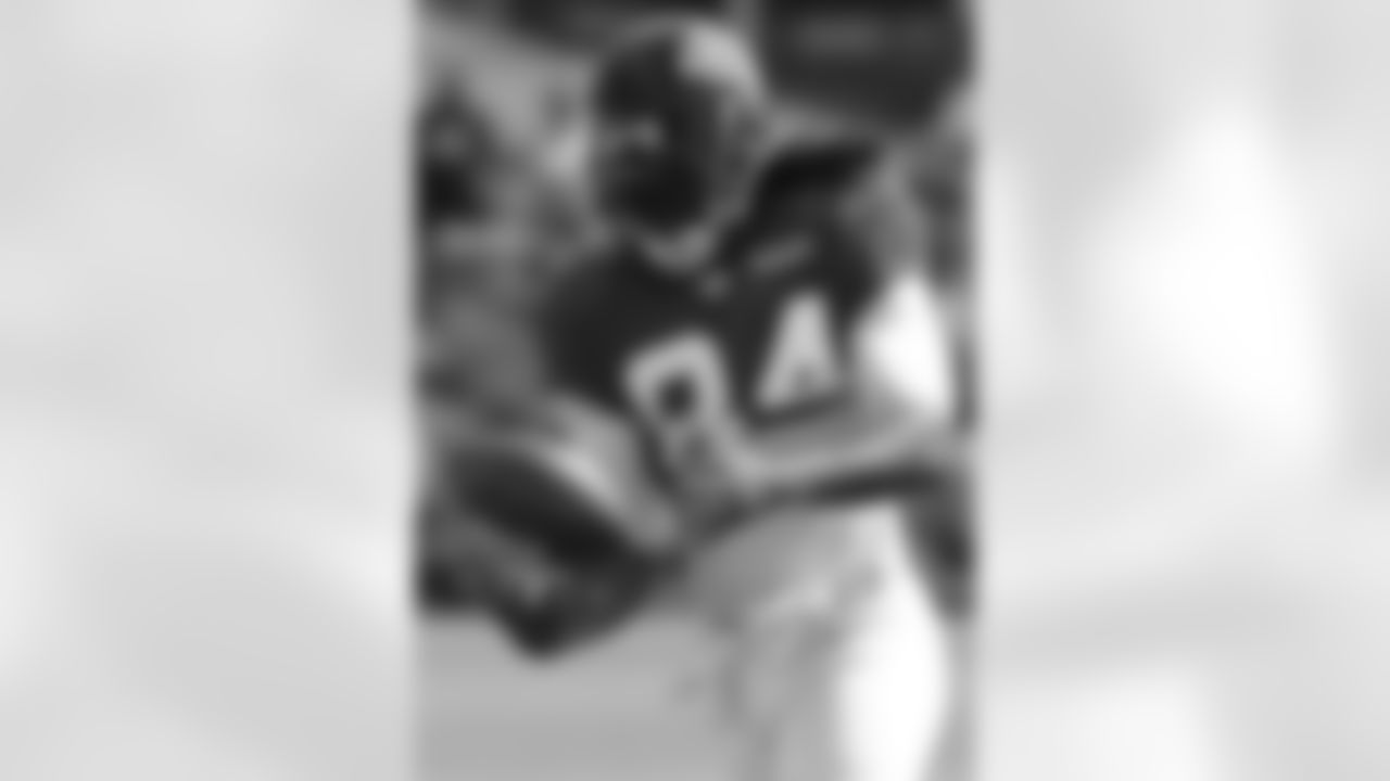 WR Roddy White brings the ball in