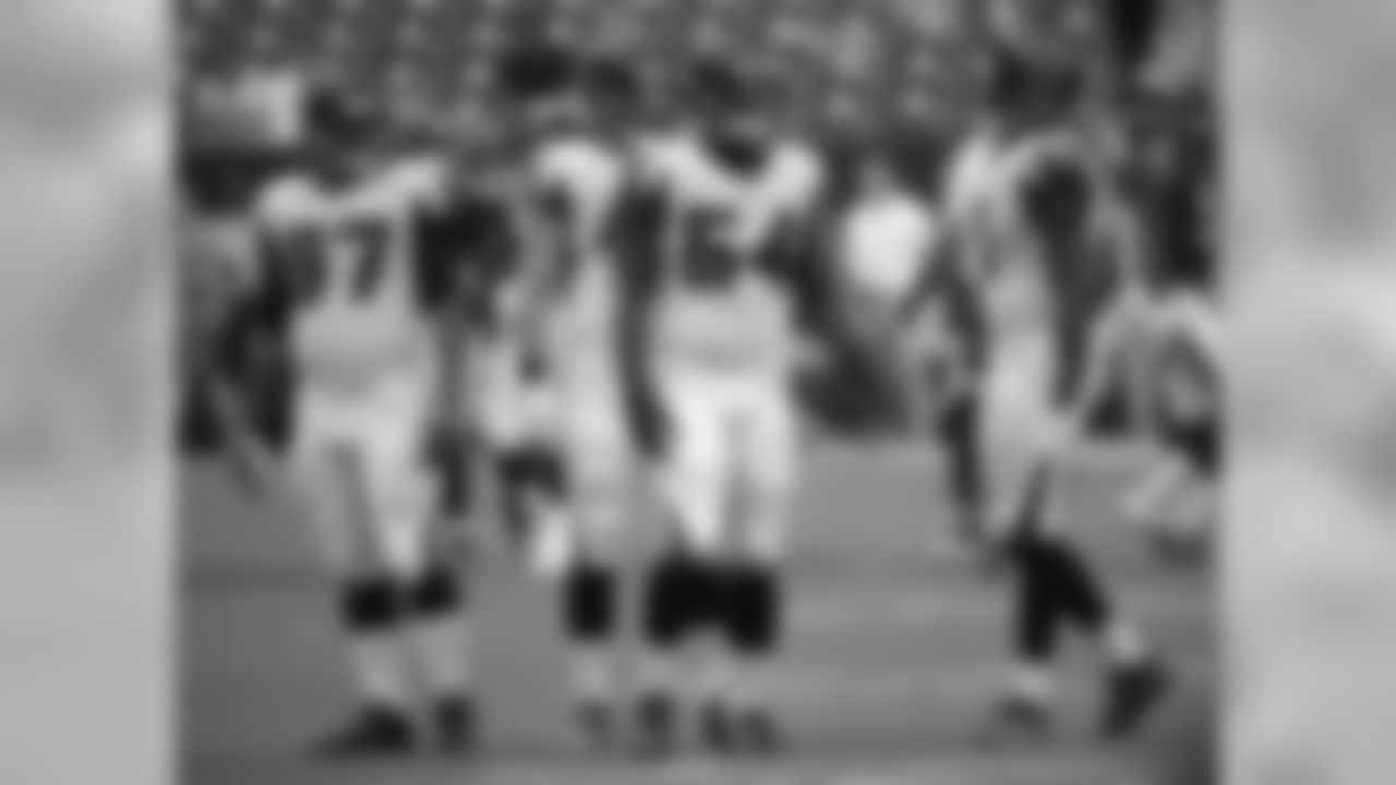 LB Darin Drakeford and LB Yawin Smallwood before the game begins.