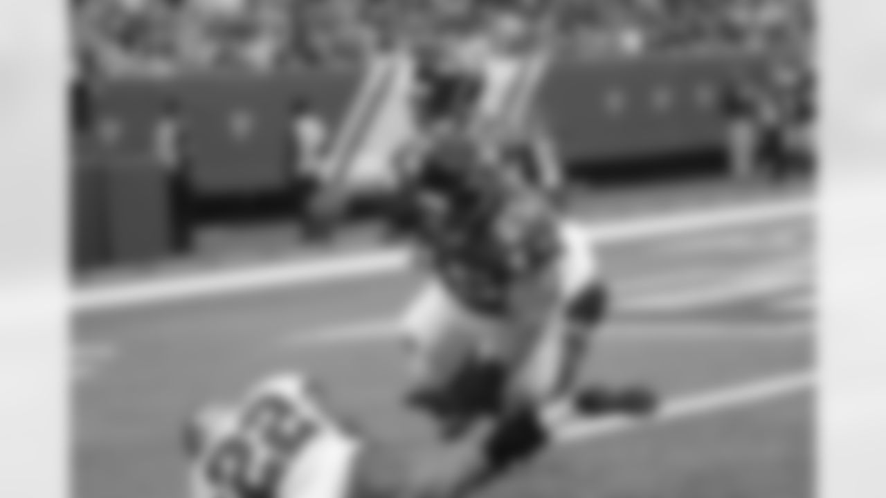 S William Moore keeps Buccaneers RB Doug Martin out of the end zone