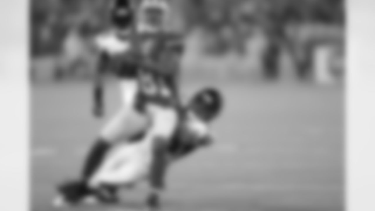 CB Robert Alford wraps up 49ers WR Anquan Boldin
