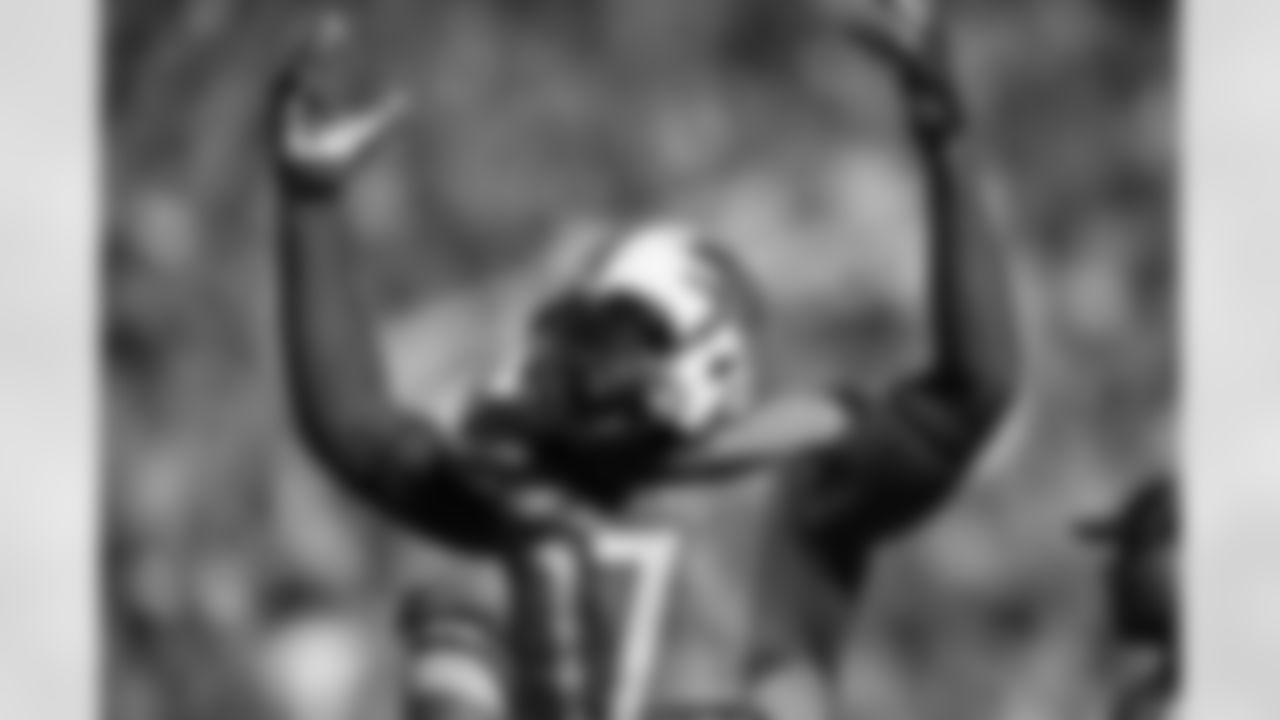 Ward is a versatile D-lineman who has a big frame and has good initial quickness.