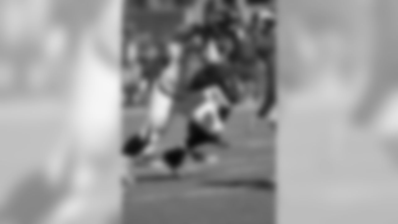 DT Paul Soliai runs off the line.