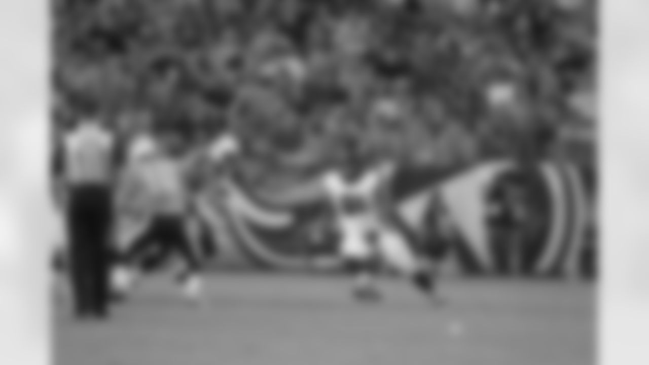 DT Corey Peters moves in on Titans QB Jake Locker