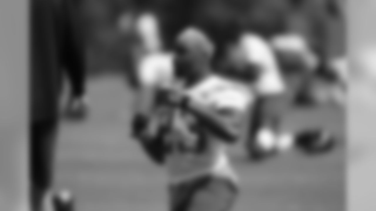 CB Robert Alford grabs a drink during warmups