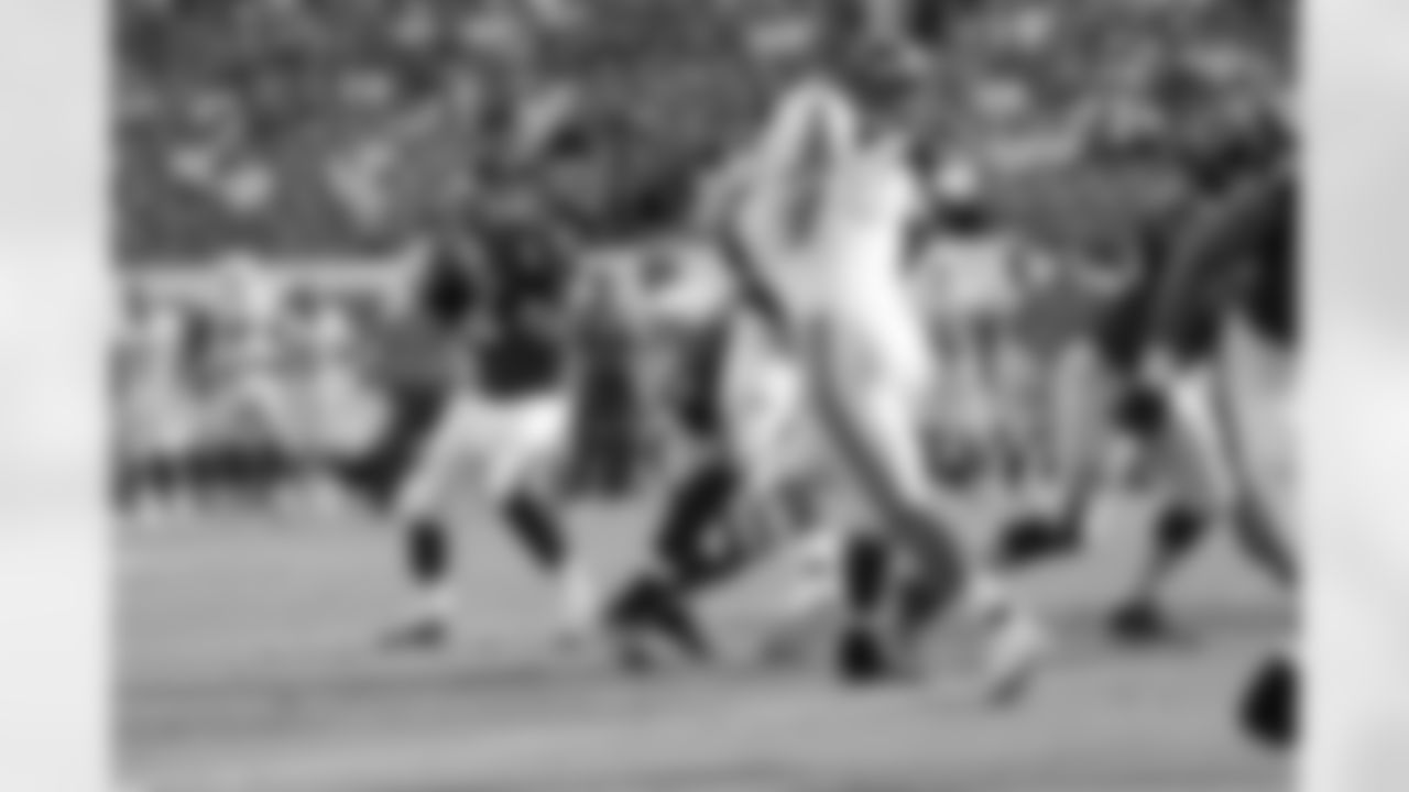 QB Matt Ryan scanning the field to make a throw