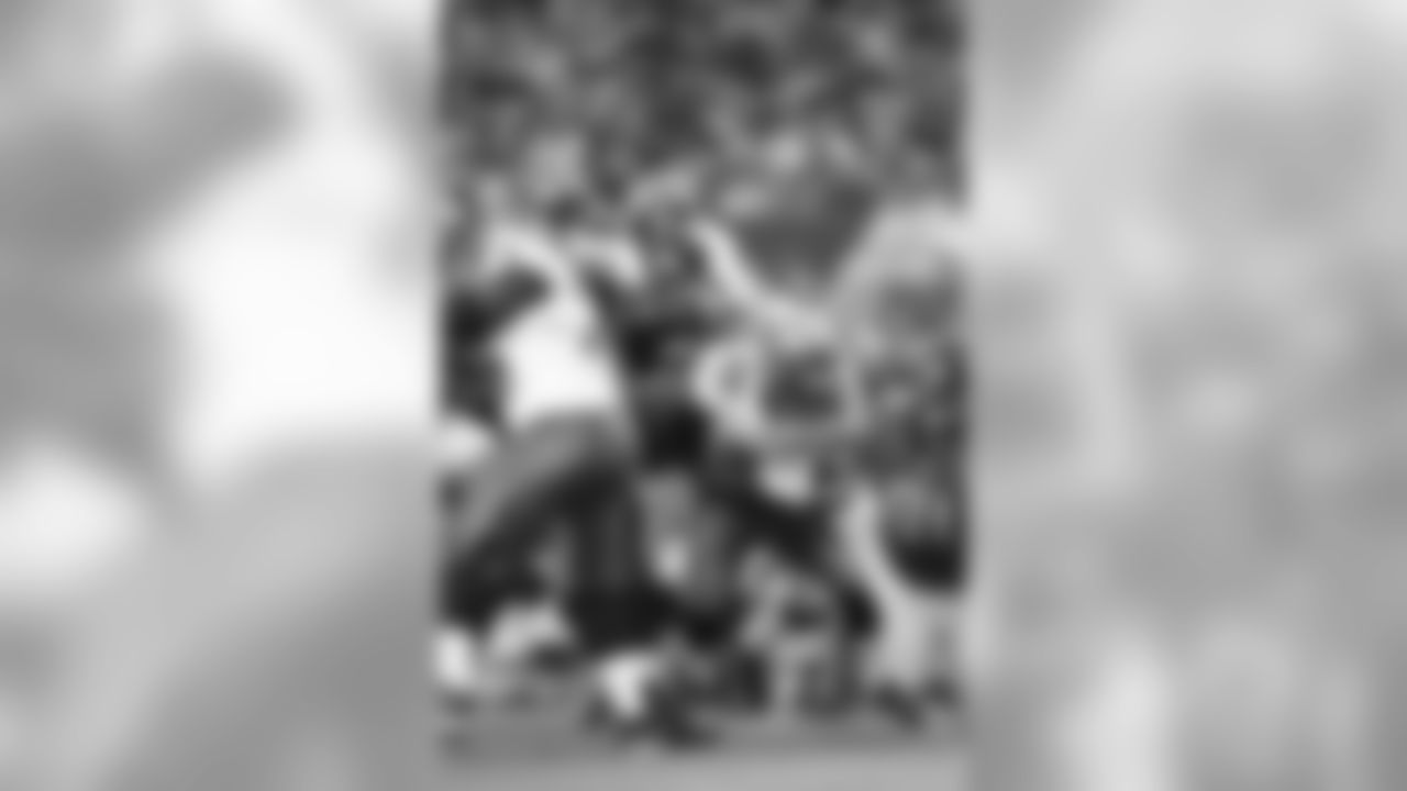 CB Desmond Trufan wraps up Buccaneers RB Doug Martin