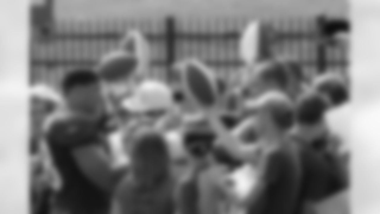 TE Tony Gonzalez signs some autographs // 2011 Russell Athletic Training Camp - Day 4 // August 1, 2011 // Flowery Branch, Ga. —