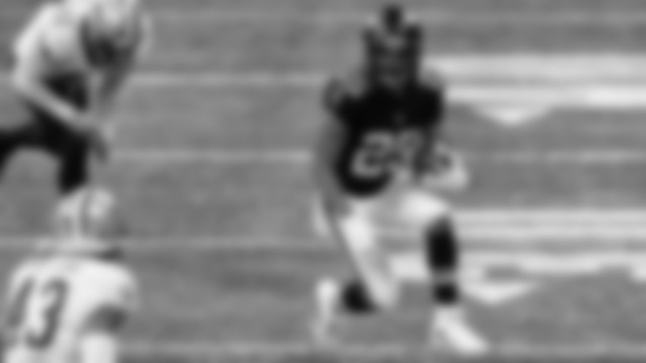 Atlanta Falcons running back Ito Smith #25 runs the ball against the New Orleans Saints on December 6, 2020.
