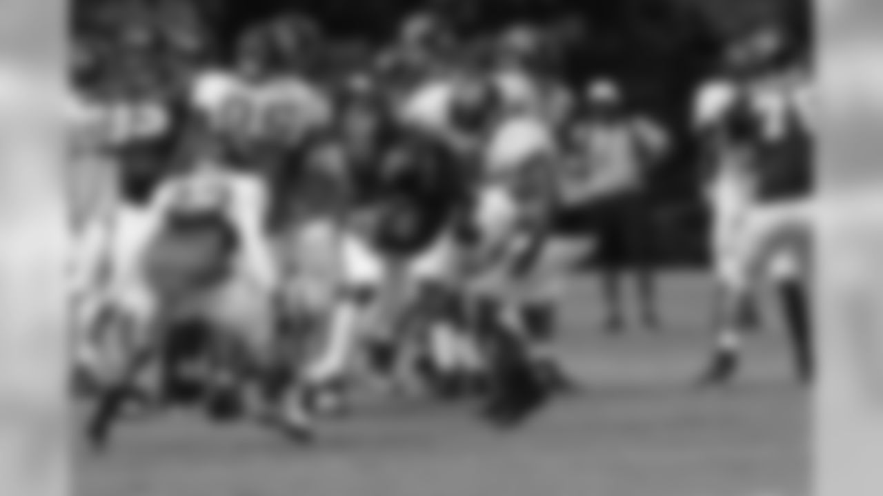 RB Steven Jackson hunkers down to protect the ball on the carry