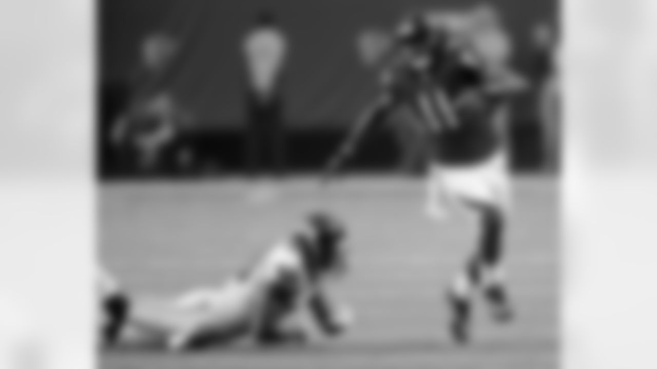 Julio Jones makes a wide open grab