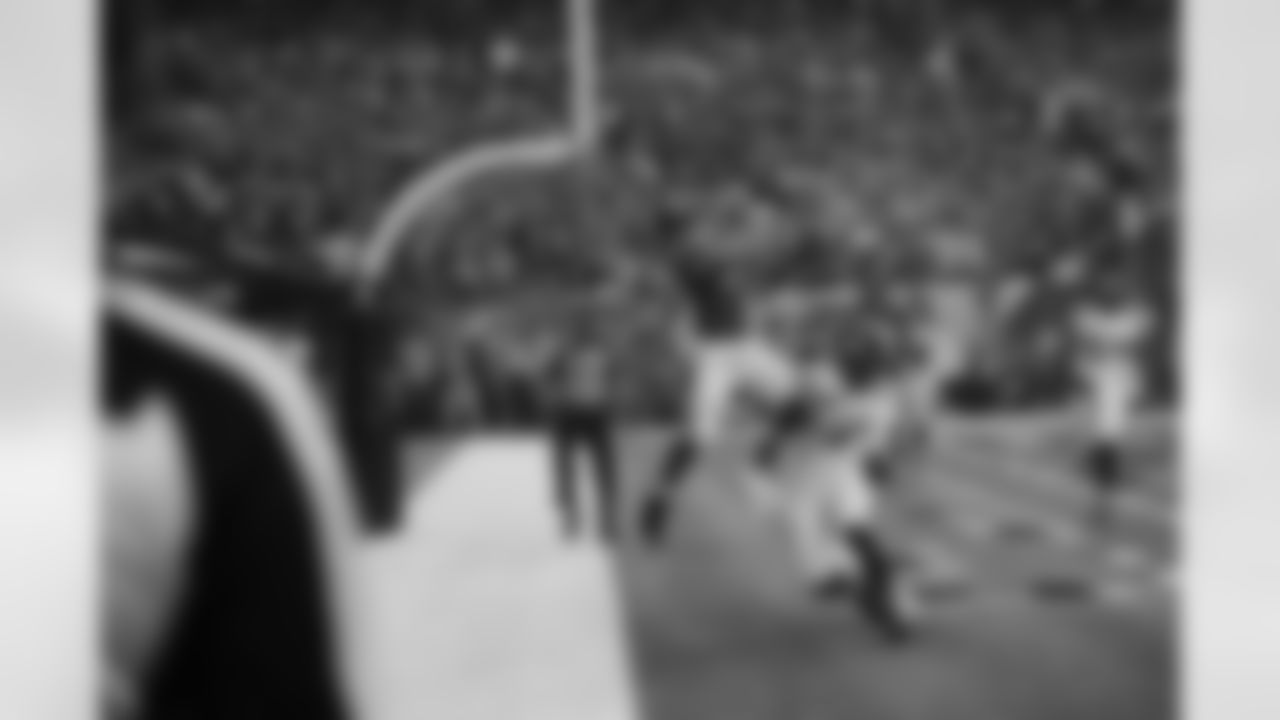 TE Tony Gonzalez makes a touchdown catch