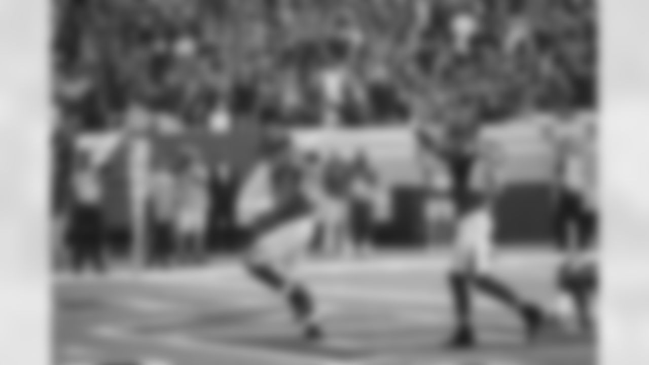 WR Harry Douglas celebrates RB Jason Snelling's touchdown