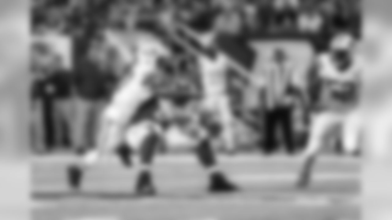 TE Tony Gonzalez hauls in a catch.