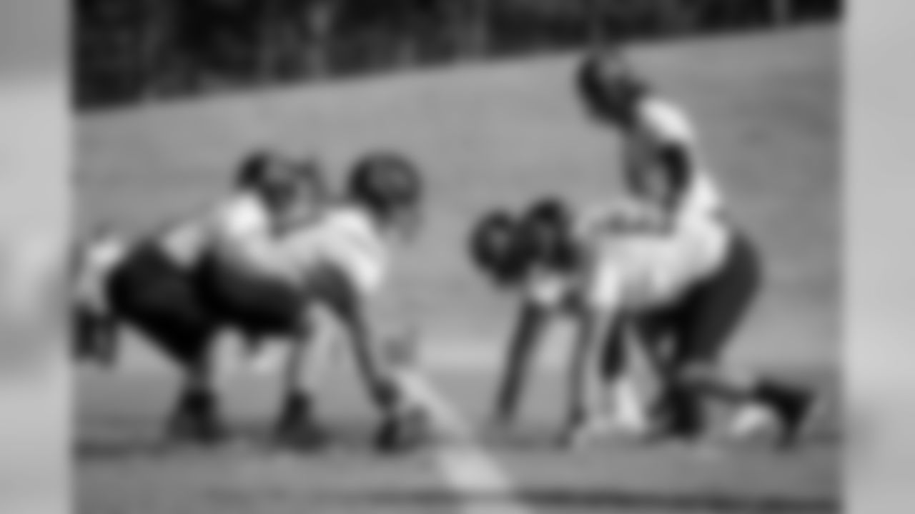Atlanta Falcons center Alex Mack #51 and the offensive line work during practice. (Kara Durrette/Atlanta Falcons)