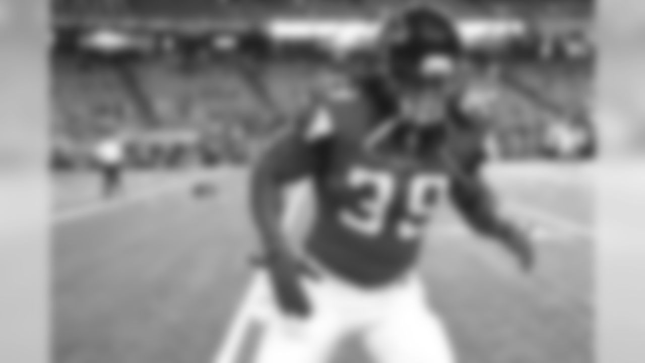 RB Steven Jackson warms up before the game in the Georgia Dome
