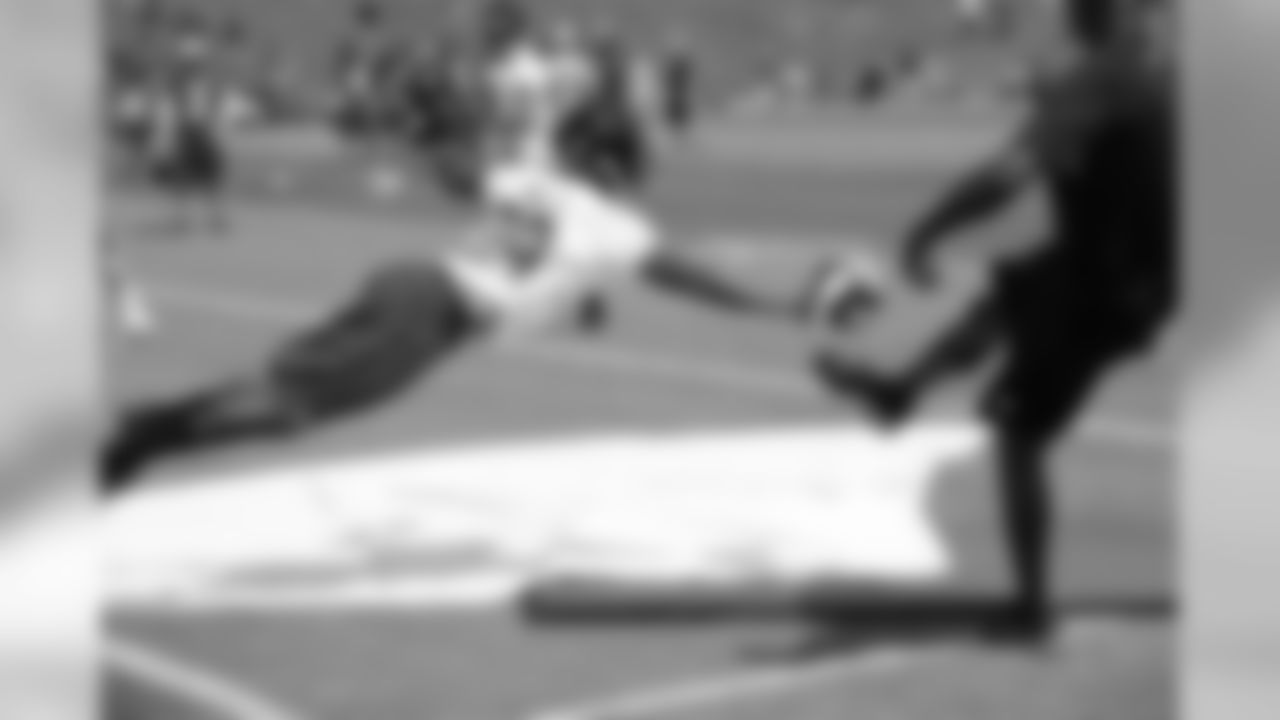 CB Darrin Walls runs a drill with special teams coach Keith Armstrong // 2012 Atlanta Falcons Minicamp - Day 2 // June 20, 2012 // Flowery Branch, Ga. -