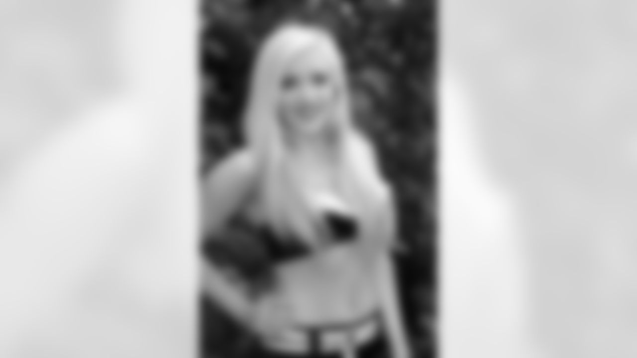 Kelsi S. // 2011 Atlanta Falcons Cheerleaders Studio Shots // 2011 // Atlanta -