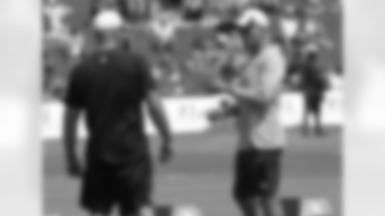Defensive coordinator Mike Nolan talks to defensive assistant Mark Collins