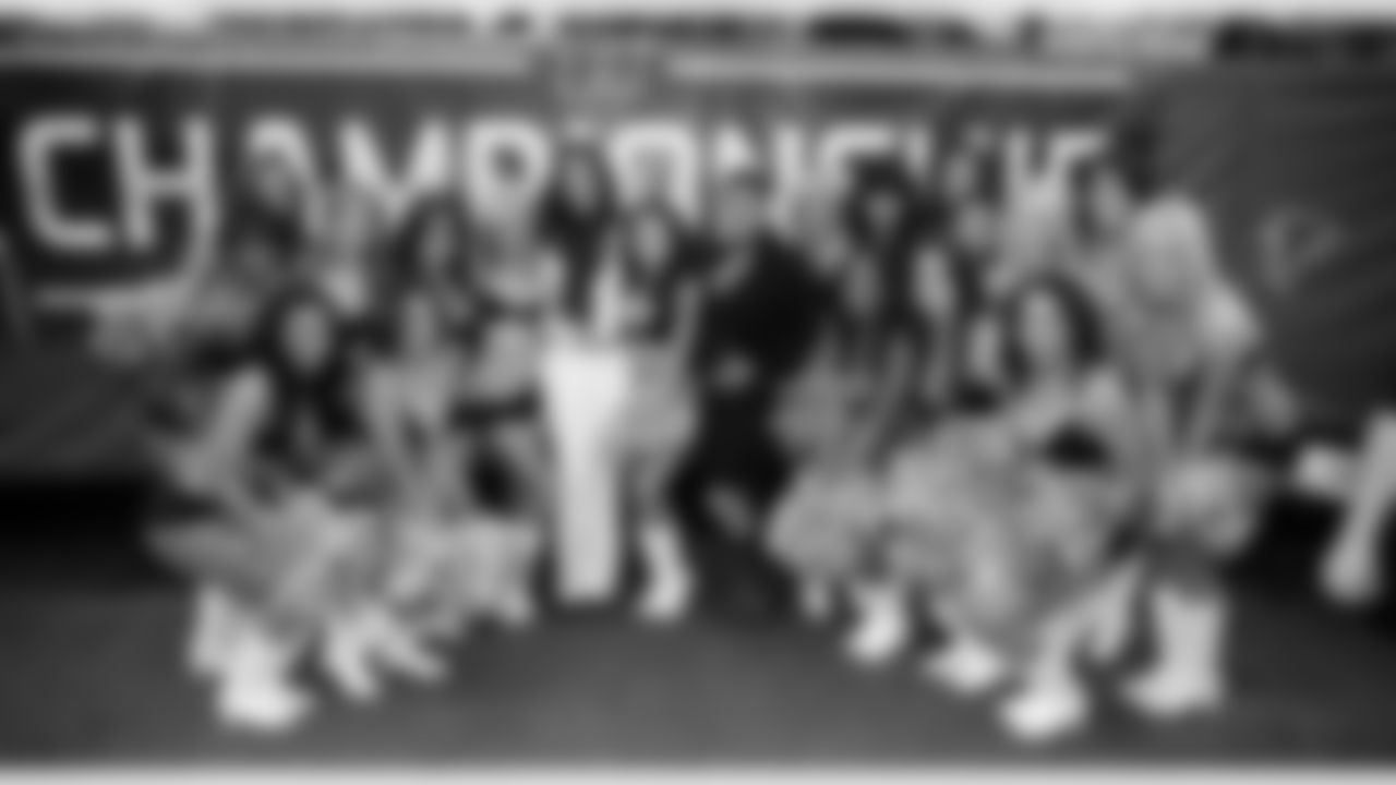The Atlanta Falcons Cheerleaders gather around their Director, Chato Waters, and choreographer, Jakene Ashford (PHOTOS: Art Morrison, Special to AtlantaFalcons.com)