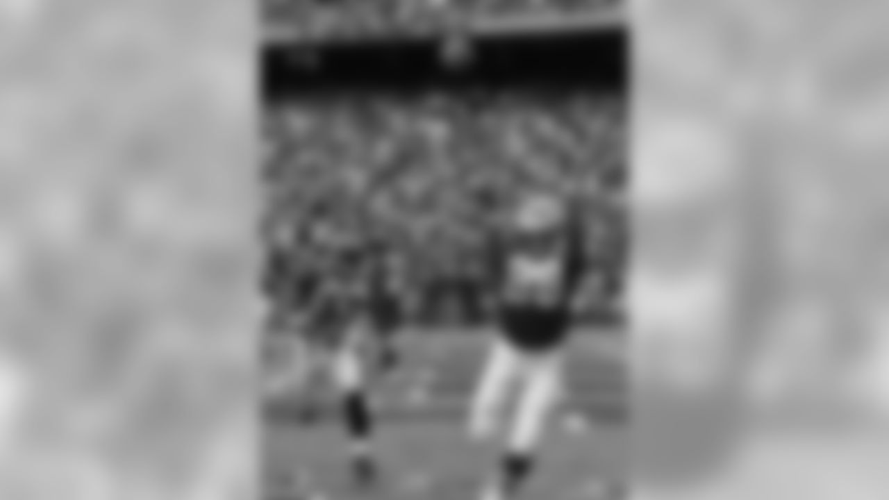 Tony Gonzalez beats pass coverage by LB Dhani Jones of the Bengals to catch a 3 yard touchdown pass on Oct. 14, 2007.