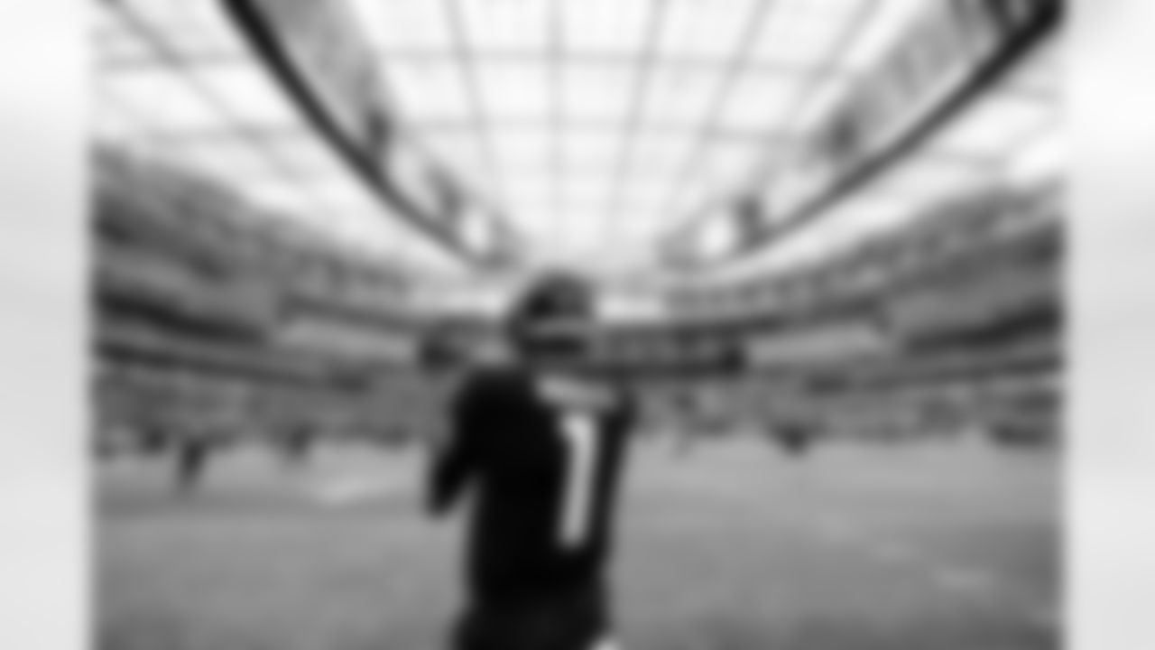 Atlanta Falcons quarterback Marcus Mariota #1 warms up prior to the game against the Los Angeles Rams at SoFi Stadium in Inglewood, California on Sunday, September 18, 2022. (Photo by Brandon Magnus/Atlanta Falcons)
