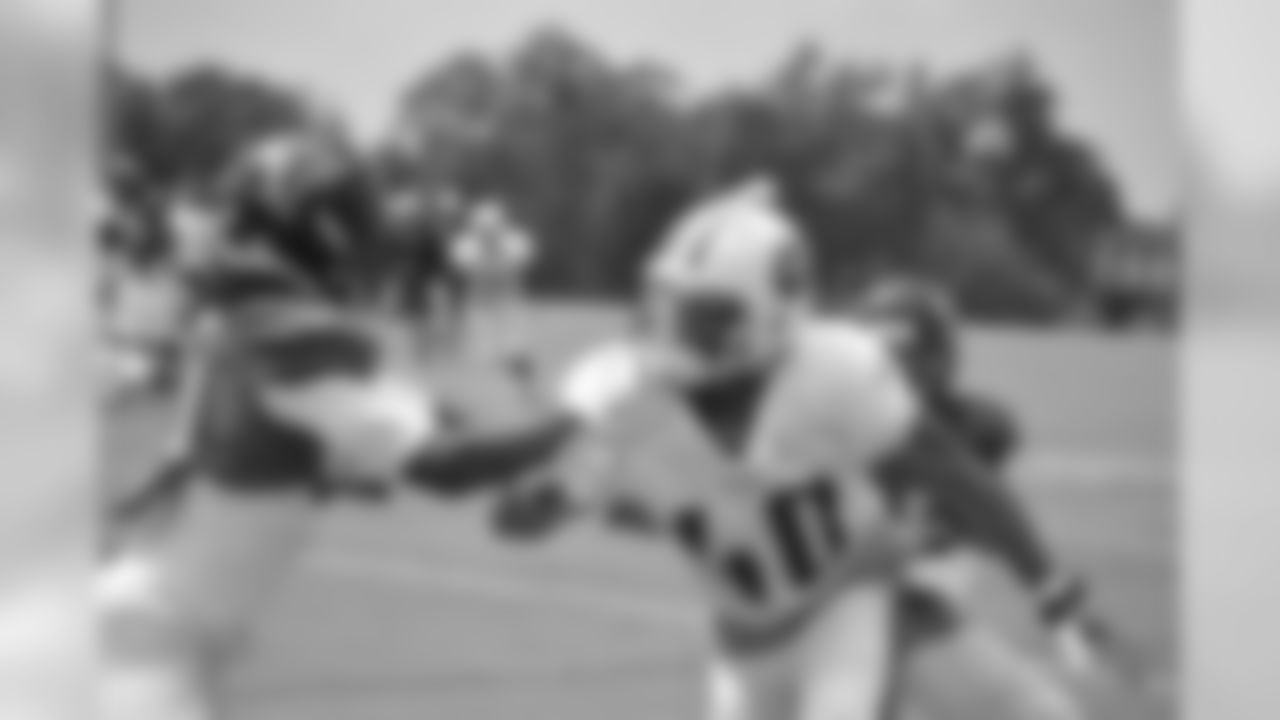 CB Desmond Trufant goes against Titans DB Winston Wright