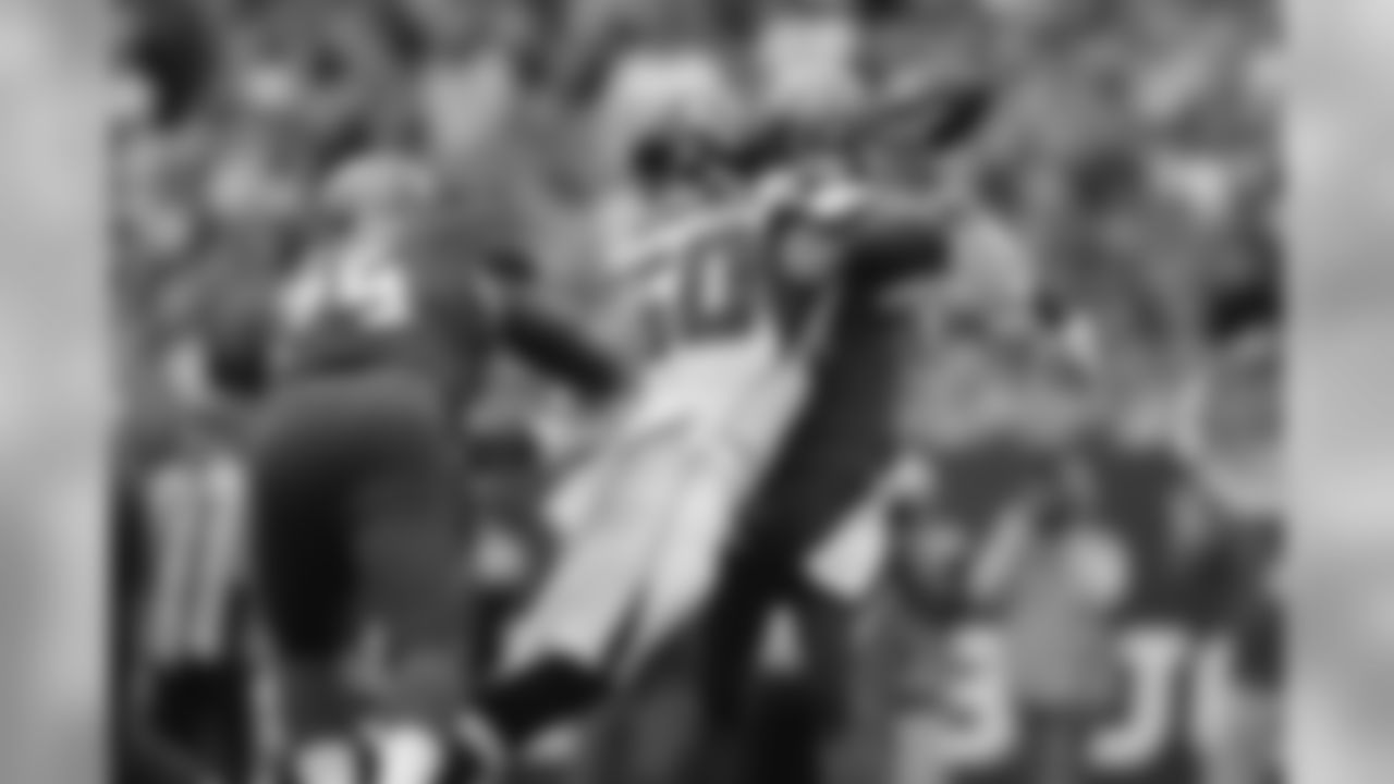 DE Osi Umenyiora sacks Buccaneers' QB Josh McCown