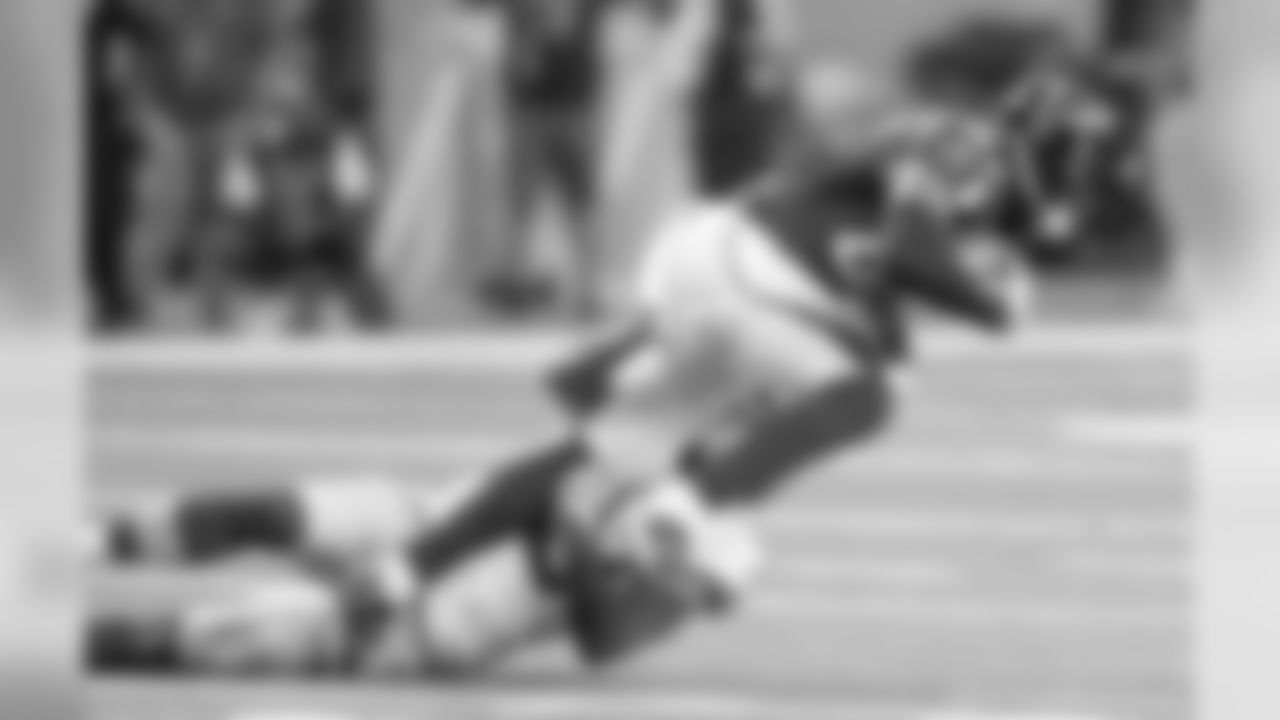 WR Devin Fuller tries to avoid a tackle