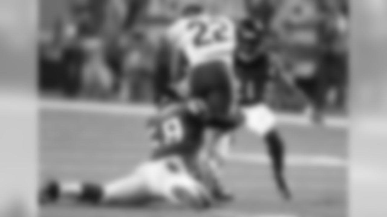 LB Joplo Bartu and CB Desmond Trufant combine to tackle Bears RB Matt Forte.