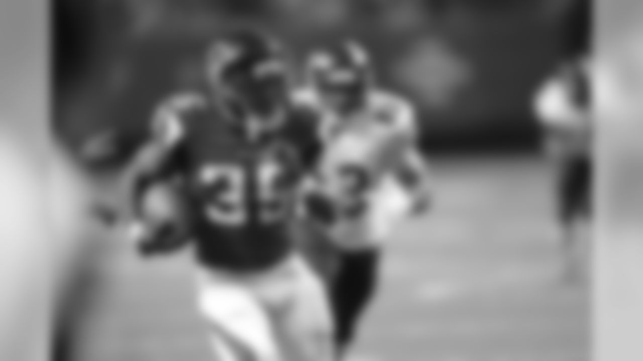 RB Antone Smith runs the ball.
