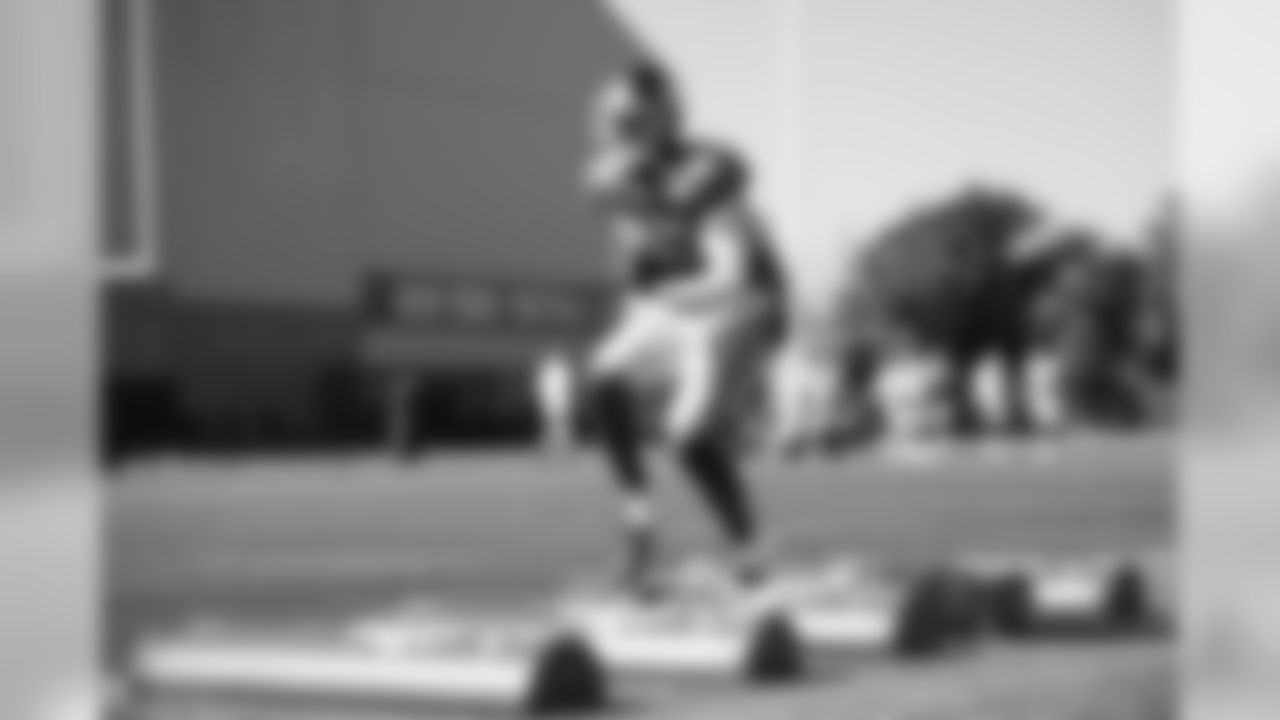 RB Wayne Gallman (22)