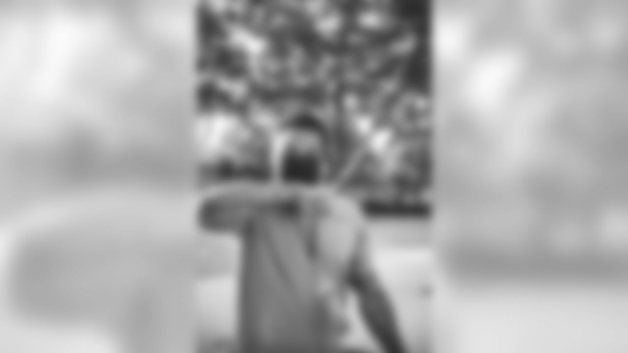 OLB Oshane Ximines