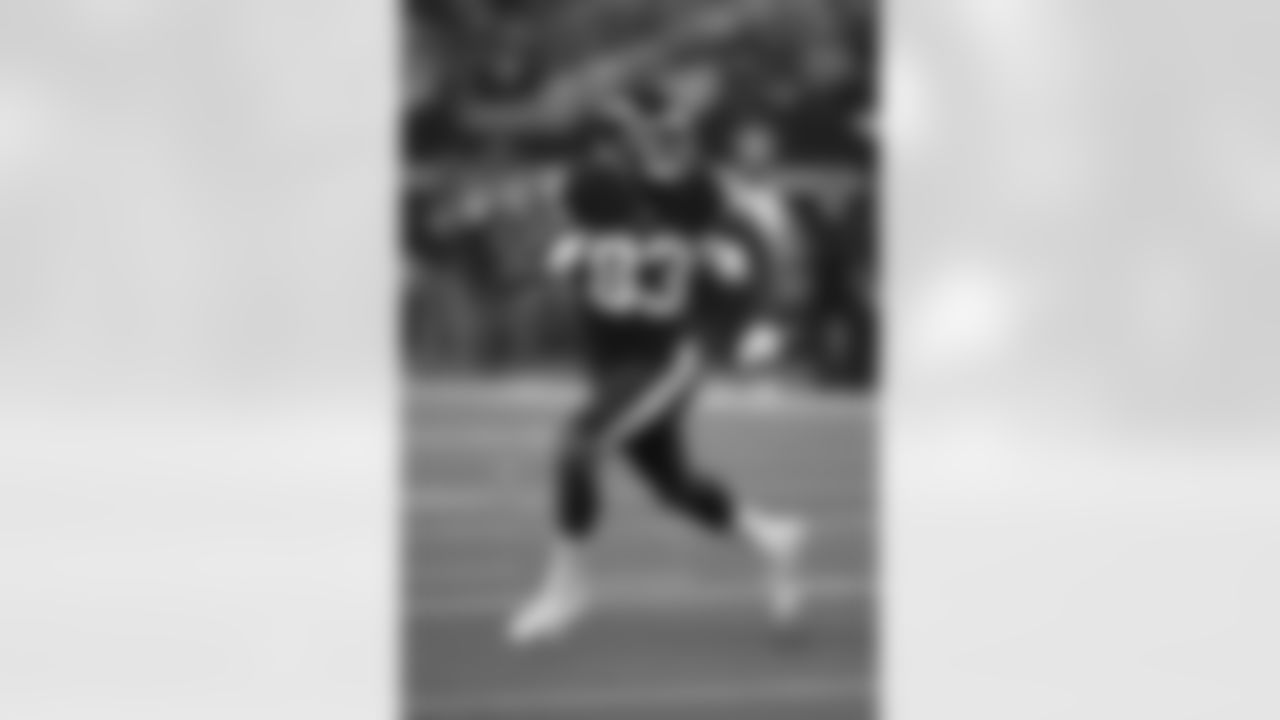 Washington Football Team tight end Ricky Seals-Jones (83) goes out for a pass during an NFL football game against the Dallas Cowboys, Sunday, Dec. 26, 2021 in Arlington, Texas. The Cowboys defeated Washington 56-14. (Paul Spinelli via AP)