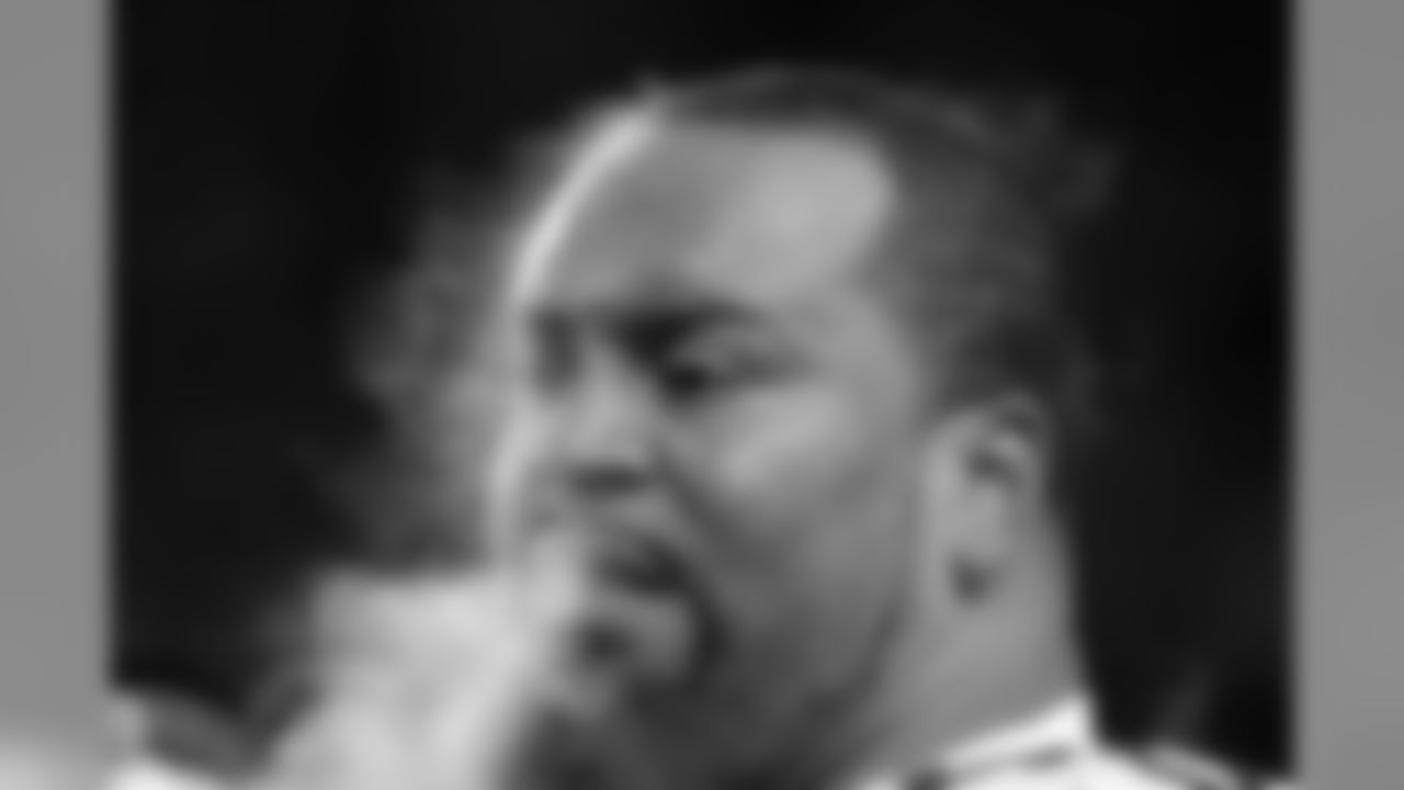 Steam rises off the head of New York Giants defensive tackle Cullen Jenkins during the first half of the Giants' NFL football game against the Minnesota Vikings, Sunday, Dec. 27, 2015, in Minneapolis. (AP Photo/Andy Clayton-King)