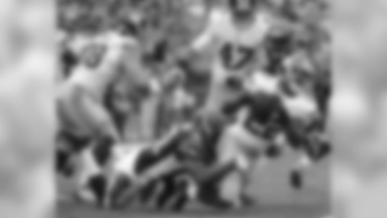 Giants running back David Wilson (22) is tackled after a running play