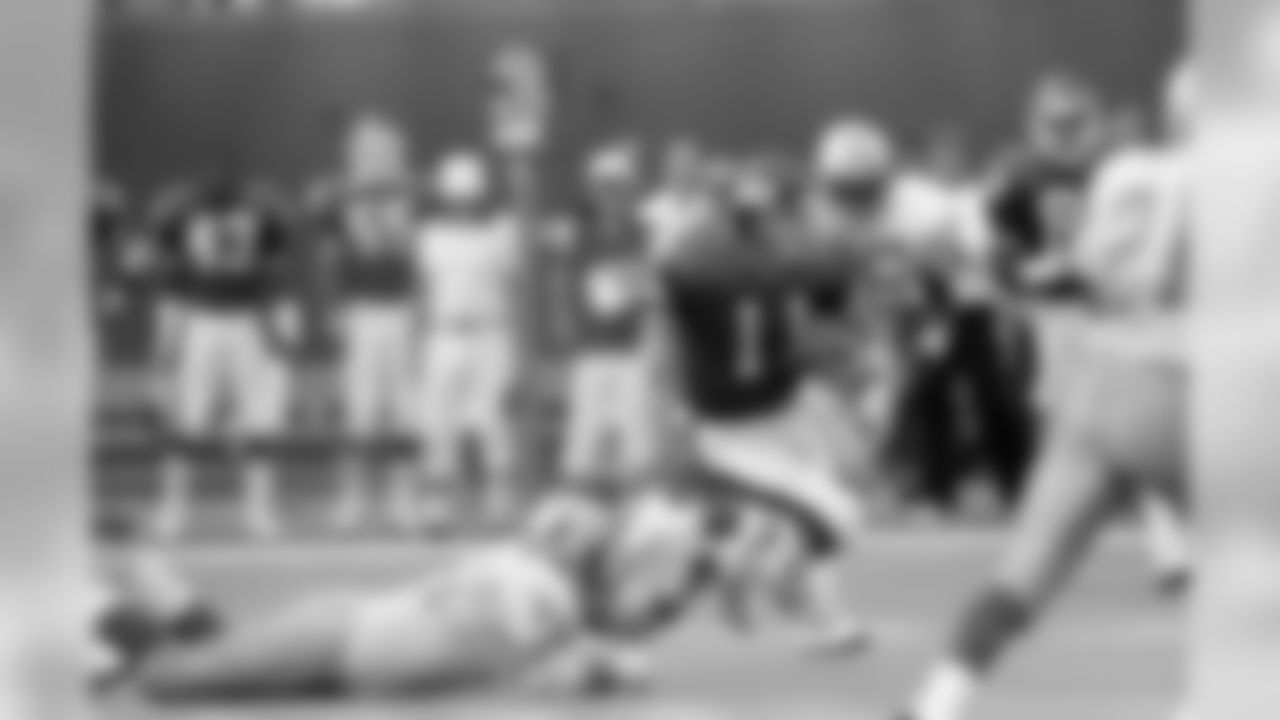 New York Giants quarterback Phil Simms escapes the grip of Detroit Lions Eric Williams as he rushes for a 15-yard gain in the third quarter of the game at Giants Stadium, East Rutherford, N.J., on September 17, 1989. (AP Photo/Bill Kostroun)