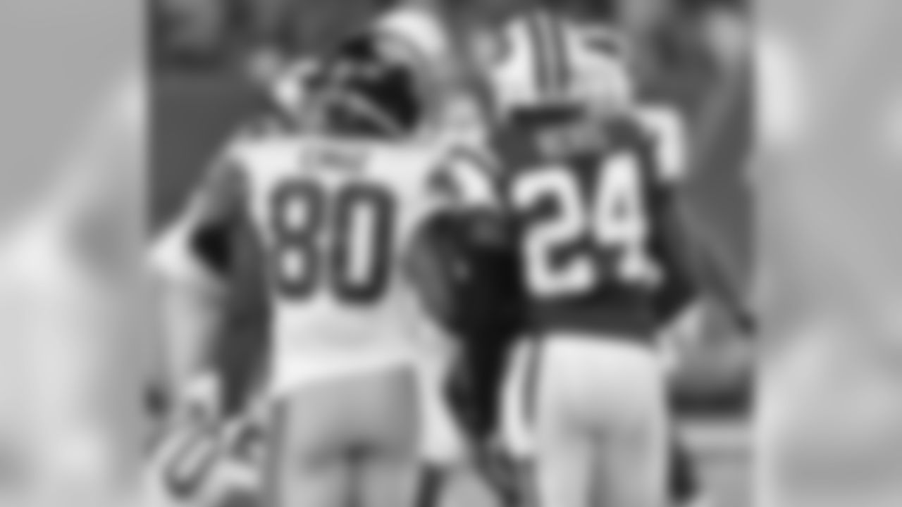 New York Giants wide receiver Victor Cruz (80) talks with New York Jets cornerback Darrelle Revis (24) during a preseason week 3 NFL football game on August 27, 2016 in East Rutherford, N.J.
(Evan Pinkus via AP)
