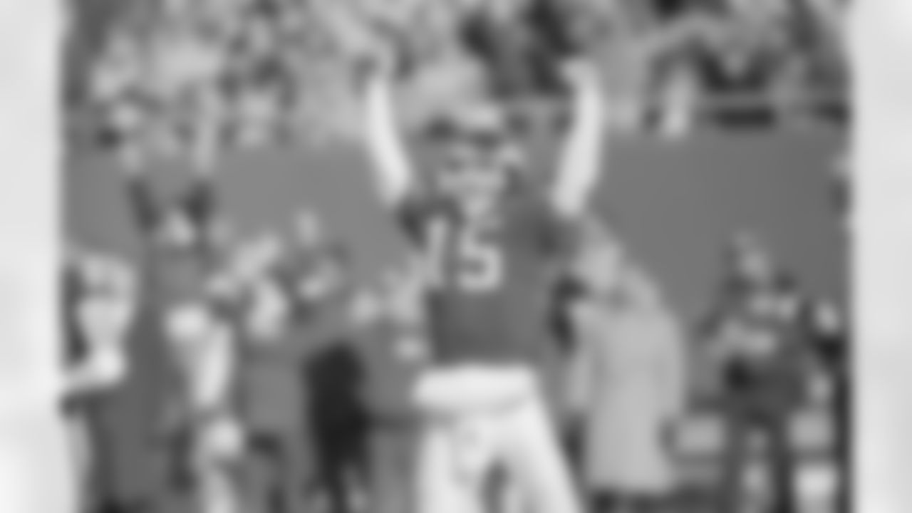New York Giants' quarterback Jeff Hostetler celebrates after throwing a first quarter touchdown pass to wide receiver Stephen Baker. Hostetler later ran for a touchdown in the third quarter against the Chicago Bears at Giants Stadium in East Rutherford, New Jersey, Sunday, Jan. 13, 1991. (AP Photo/Mark Lennihan)