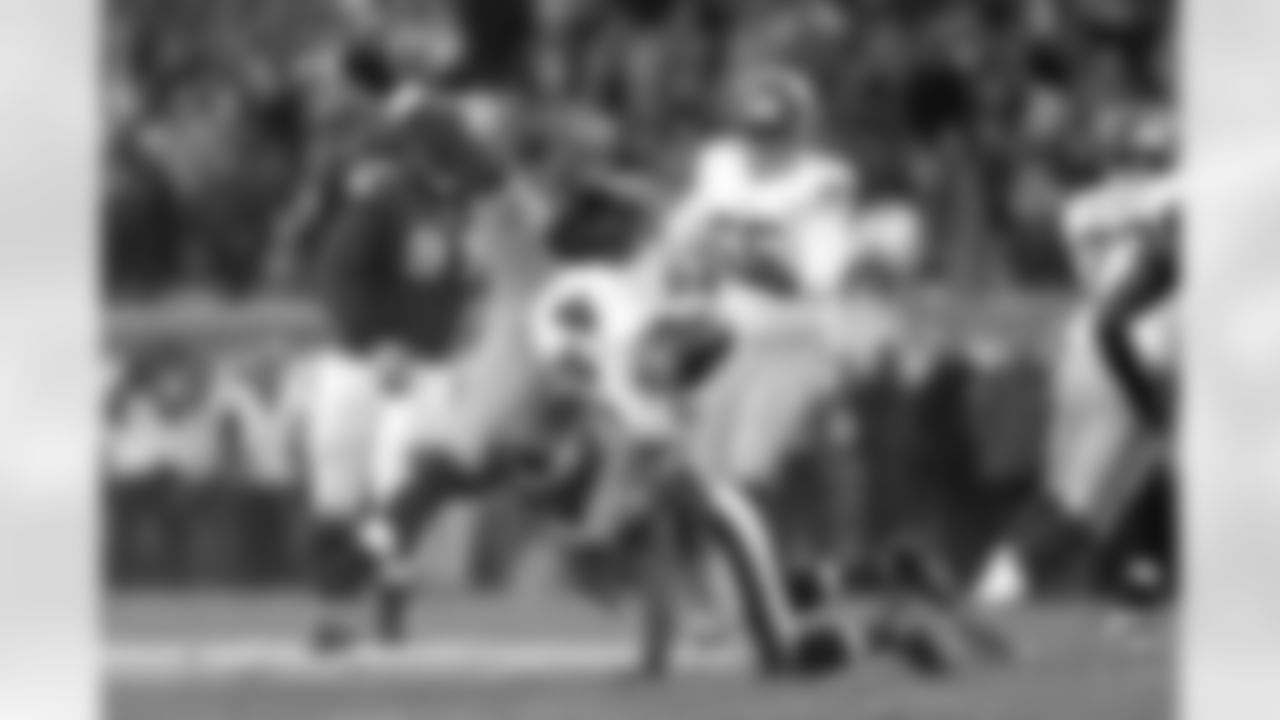 RUNNING BACKS - GRADE: B-We have to apply the learning curve to this position because Michael Cox was playing his first game in the offense. I thought he did a pretty good job. He fumbled the ball but recovered it. Peyton Hillis did the same thing. So I love the effort that they gave. With Peyton Hillis and the fact that he was on the street a week ago, he did a great job stepping in and carrying such a big load. I thought he did a great job in the passing game. He had five catches for 45 yards. That was big for the Giants.