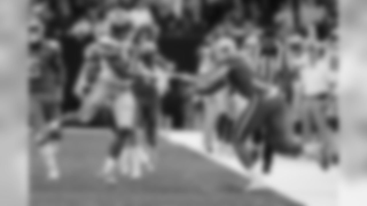 Clemson linebacker Isaiah Simmons pulls off a piece of tape on LSU wide receiver Ja'Marr Chase during the second half of a NCAA College Football Playoff national championship game Monday, Jan. 13, 2020, in New Orleans. (AP Photo/Sue Ogrocki)
