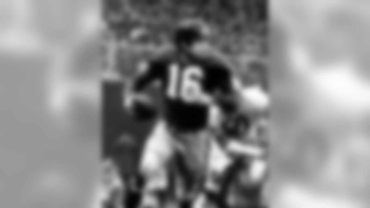 New York Giants Hall of Fame halfback Frank Gifford (16) heads upfield during an NFL game against the Cleveland Browns in New York, 1960s. (AP Photo/NFL Photos)