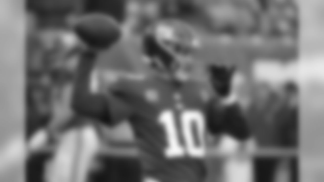 New York Giants quarterback Eli Manning works out prior to an NFL football game against the Tennessee Titans, Sunday, Dec. 16, 2018, in East Rutherford, N.J. (AP Photo/Seth Wenig)