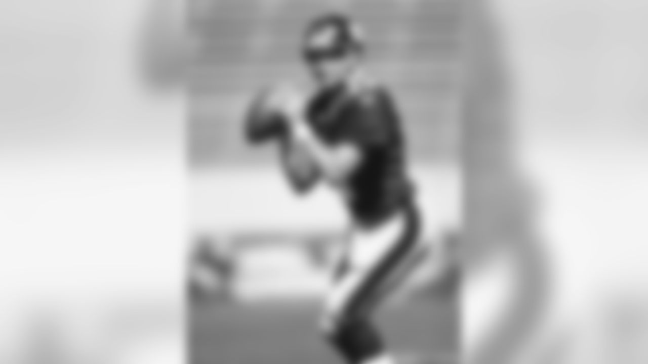 New York Giants quarterback Jason Garrett (17) gets set to throw a pass during an NFL game against the Arizona Cardinals Sept. 29. 2002, in Tempe, Ariz. (Allen Kee via AP)