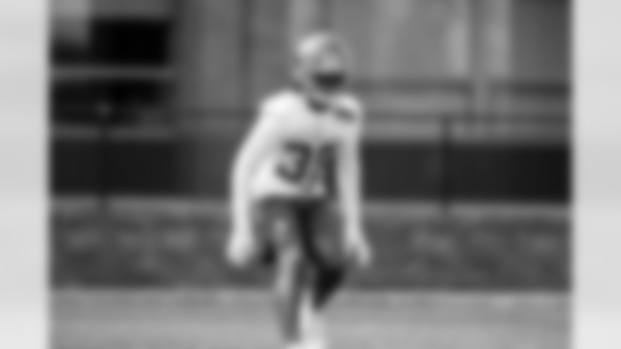 Deonte Banks (36)