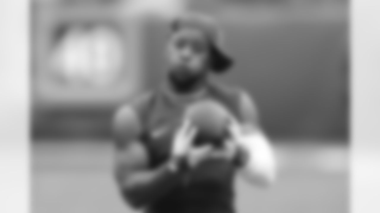 New York Giants running back Saquon Barkley warms up before an NFL preseason football game against the New England Patriots Sunday, Aug. 29, 2021, in East Rutherford, N.J. (AP Photo/Noah K. Murray)