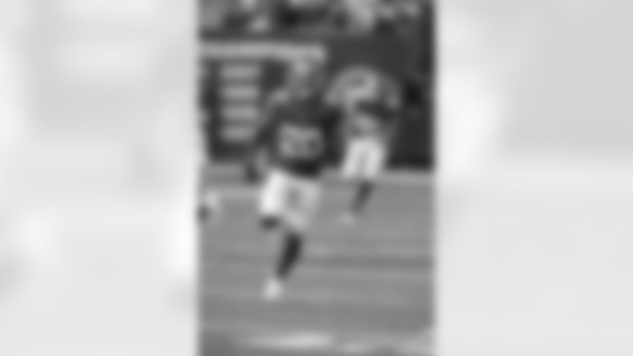 New York Giants safety Julian Love (20) during a week 9 football game against the Las Vegas Raiders on Sunday November 8th, 2021 in East Rutherford, New Jersey